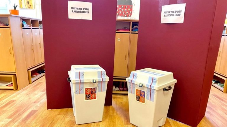 Volby 2023: Češi odvolili. Nerudová slavila už v pátek, Janeček volil Pavla 1 volebni urny volby