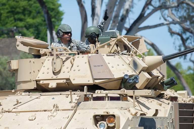 USA pošlou na Ukrajinu další významnou pomoc. Dojít má i na obrněná vozidla 1 vozidlo bradley usa