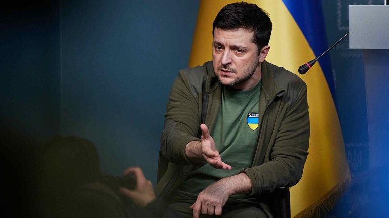 Žije ještě Putin? Zelenskyj si není vůbec jistý 1 zelenskyj vlajka sedi