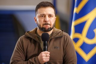 Mrtvoly ruských vojáků pokrývají ukrajinská města. „Nezůstal tu žádný život,“ řekl Zelenskyj