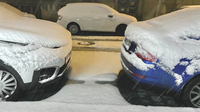 Meteorologové vydali varování na tento víkend: Na všech těchto místech v Česku bude nepříjemně sněžit. Bydlíte v jedné z oblastí? 1 auta snih ostrava