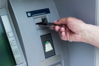 Dovolená v Chorvatsku se může výrazně prodražit. Při výběru peněz z bankomatu je důležité dbát na konverzi