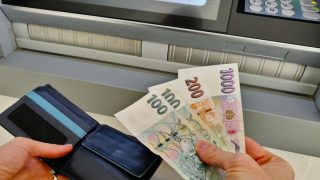 Máte účet u známé české banky? Získáte díky tomu obrovské slevy v obchodě. Dají se tak ušetřit velké sumy peněz
