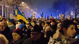 V zahraničí proběhly velké protesty proti dalším dodávkám zbraní pro Ukrajinu. „Mír místo válčení,“ hlásali lidé