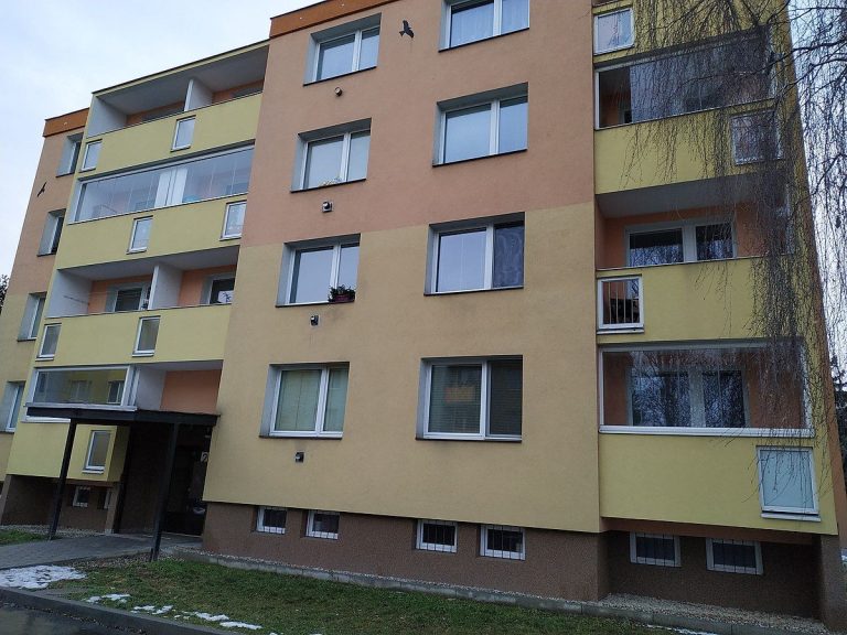 Hypotéky jsou v Česku jen pro bohaté. Lidé musí mít k jejich získání často příjem nad 100 tisíc korun 1 byt panelak v cesku