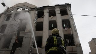 Ruské rakety drtí ukrajinskou infrastrukturu. Během nočních náletů se města halí do tmy