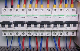 V Česku se objevil nový podvod: Energošmejdi chtějí domácnosti odpojit od sítě