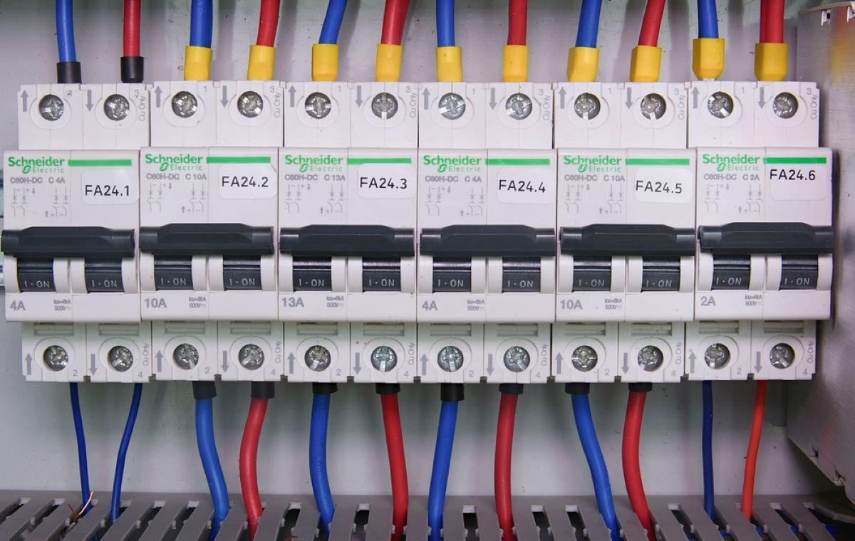 V Česku se objevil nový podvod: Energošmejdi chtějí domácnosti odpojit od sítě