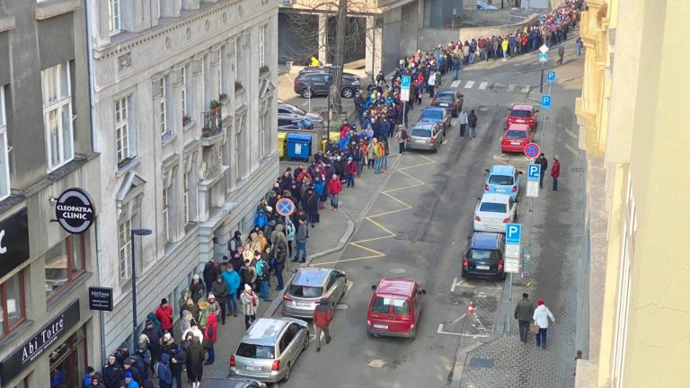 Davové čekání po celé republice: Lidé ve frontách kvůli snaze vydělat stáli přes noc v mrazech 1 lide bankovka fronta