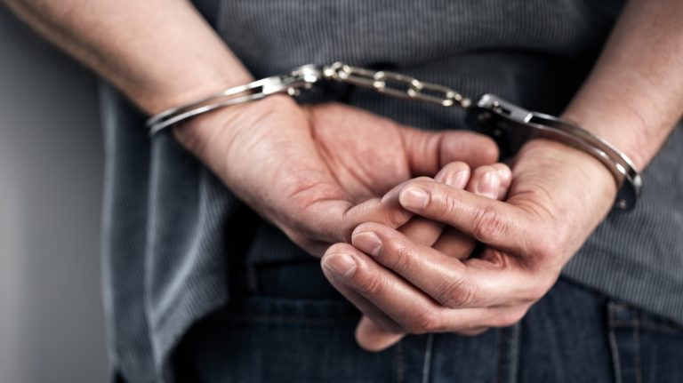 Ukrajinci zadrželi špiona. Rusové ho nalákali na překvapivou odměnu 1 muz pouta ruce