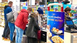 Je to venku: Obchodní řetězce z nás už 1. ledna 2024 vytáhnou obrovské částky peněz. Dotkne se to nás všech