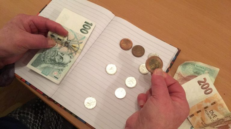 Těmto lidem nebude stát posílat důchody. Budou si muset platit vše ze své vlastní kapsy 1 penize dane