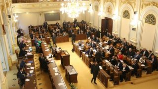 V Poslanecké sněmovně to vře kvůli důchodům. Okamura předčítá už několik hodin