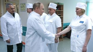 Putina udržují při životě už jen lékaři ze Západu. Navíc bere silné léky