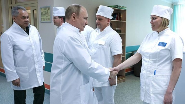 Putina udržují při životě už jen lékaři ze Západu. Navíc bere silné léky 1 putin nemocnice plast