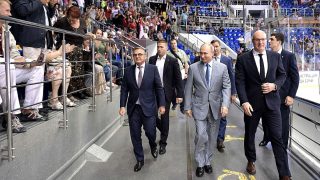 Státní televize přerušily Putinovi vysílání kvůli prázdným tribunám