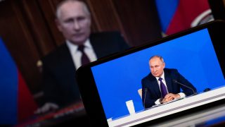 Putinovy dezinformace se stávají terčem EU: Šéf evropské diplomacie chce bojovat proti ruským fake news