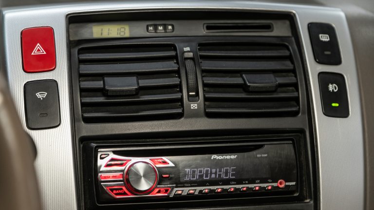 Řidiči, platíte povinný poplatek 45 Kč? Pokud ne, hrozí vám za to vysoká pokuta 1 radio auto