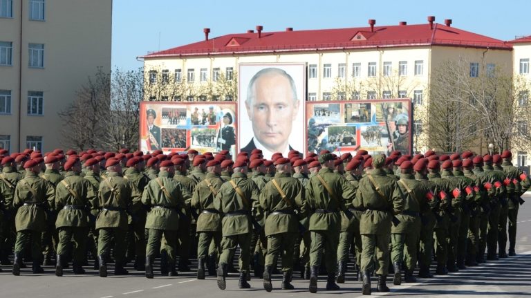 Za pár loků vodky do jámy v zemi. Rusko vojákům zpřísňuje tresty 1 rusko putin armada