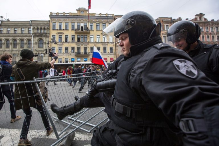 „Syndrom speciální operace“: Lidé se bouří, Putinovo Rusko je těsně před kolapsem 1 rusko vojaci protest