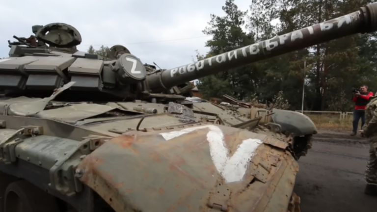 Rusové chystají útok, který se bude podobat 1. světové válce 1 rusky tank s oznacenim z