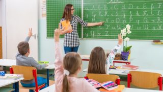 Stát zvýší platy svým zaměstnancům. Úředníci, lékaři či školní kuchařky si polepší až o 1 600 Kč