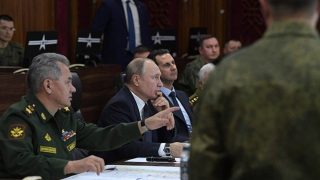 Šojgu je na dně. Bojí se o své místo v Putinově přízni. Údajně nařídil přísnější cenzuru