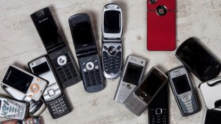 Majitelé starých telefonů možná vlastní velké bohatství. Některé se prodávají za víc než milion korun