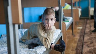 Tisíce ukrajinských dětí údajně drží v ruských táborech