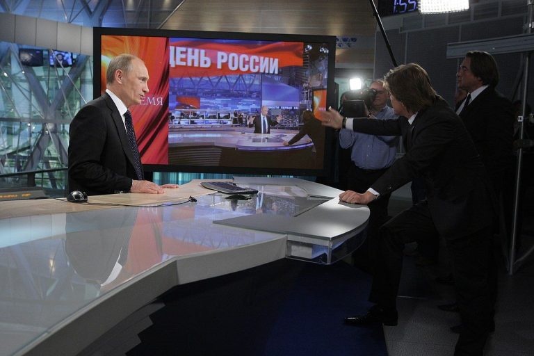 Síla propagandy u Rusů slábne. Její vliv ale roste na Západě 1 vladimir putin ruska televize vysilani