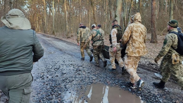 Statisíce mrtvých: Američané odhadli počet padlých Rusů ve válce. I přesto by Ukrajinci neměli ruskou armádu podceňovat 1 vojaci les raneni