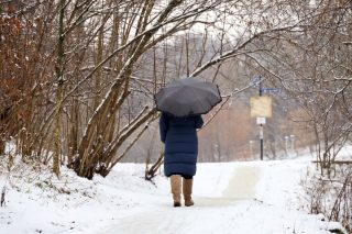 Čepice a bundy do skříně: Podle odborníků čeká Česko oteplení. Ovšem ne na dlouho