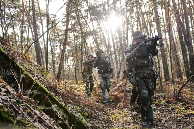 Jak se připravit na přežití v přírodě? 1 Vojáci v lese