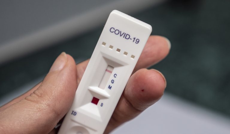Stát nakoupil nejlevnější antigenní testy v celé Evropě. Jak je můžete i vy levně nakoupit? 1 antigenni test