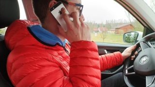 Na silnicích se objevují nové typy chytrých kamer. Řidičům může za používání telefonu za volantem přijít tučná pokuta
