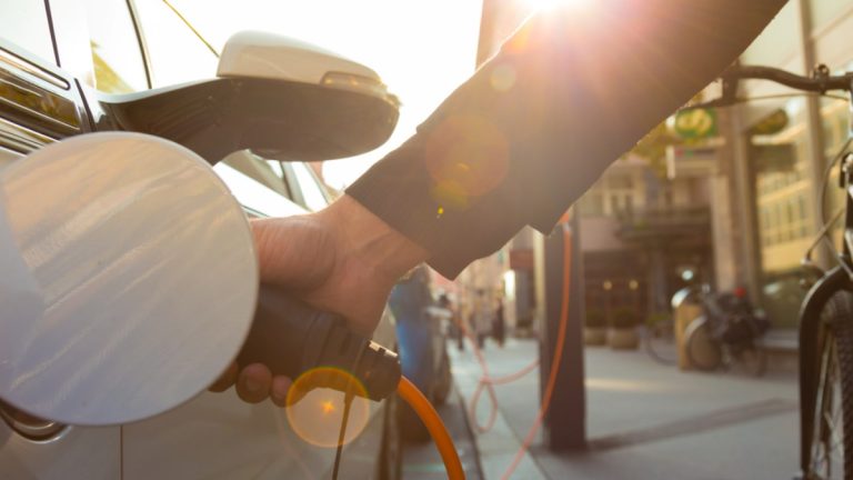 Řidičák od sedmnácti bude realitou. EU chce kompletně změnit dopravní předpisy 1 elektromobil