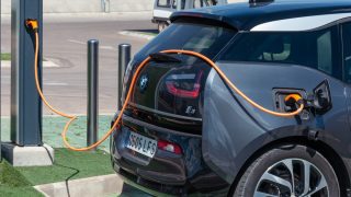 EU zatočí s prodejem elektromobilů. Ten nejznámější už v Česku zakázala, brzy mohou přijít na řadu další