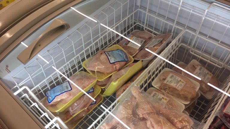 V obchodech se prodávalo oblíbené maso, které bylo brutálně zkažené. Kdo si ho koupil, musí ho vyhodit do koše 1 kureci maso