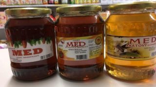 Provalilo se, proč je med v Česku tak drahý. Jediná sklenice se do Česka dováží rovnou z šesti zemí, i z Ukrajiny