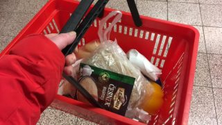 Ze dne na den brutálně zdraží potravina, kterou si domů kupujeme úplně všichni. Češi jsou vzteky bez sebe, takhle to dál nejde