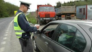 Policisté údajně zneužívají neznalosti řidičů a ,,šikanují je“. Ti si na oplátku instalují kamery do svých aut