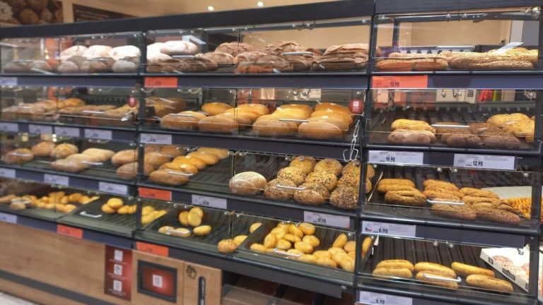 Rohlík za 1 Kč je realitou: K pečivu zlevněnému až o 80 % se dá snadno dostat, důležitý je čas nákupu 1 pecivo v supermarketu obchod