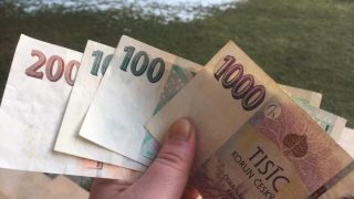 Desítky tisíc lidí po celém Česku mají od státu nárok na skoro 30 000 korun každý měsíc. O peníze si stačí říct