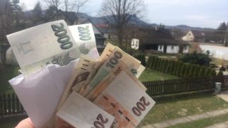 Vybraná skupina českých seniorů si v roce 2026 polepší o 5 000 Kč/měsíc. Státní peníze dostanou přímo do své kapsy