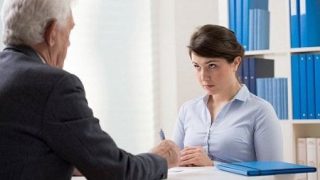V práci chtěla dostat přidáno, místo toho jí šéf na místě snížil plat a málem vyhodil z práce. Podobná situace se může stát komukoliv, kdo si nedá pozor