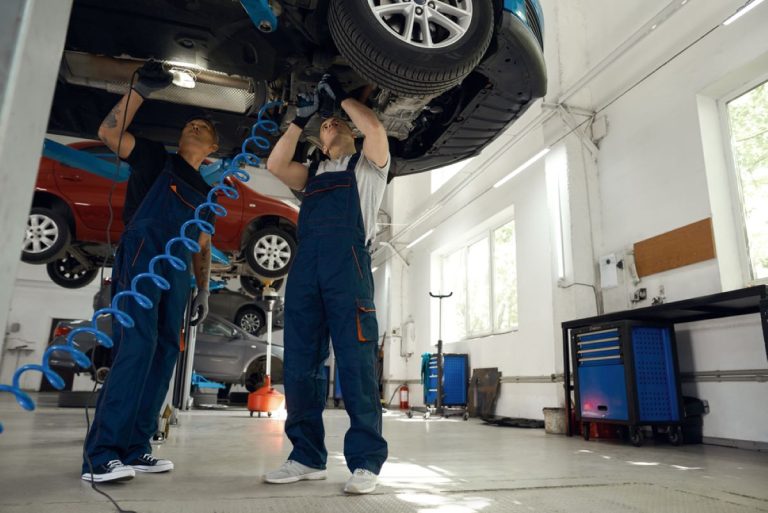 Desítky tisíc Čechů na dlažbě? Podle šéfů velkých podniků se může strhnout lavina propouštění 1 pracovnici zamestnanci automobilovy prumysl automachanik