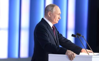 Putin při svém posledním projevu vypadal, že každou chvíli omdlí. Celou dobu musel mít zavřené oči