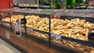 V zahraničí zavedli novinku: V některých obchodech platí zákaz nabírání pečiva holýma rukama. Musí se vzít speciální lopatkou