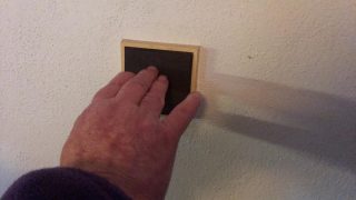 Někteří lidé kvůli drahým energiím doma svítí jen díky autobaterii a soláru