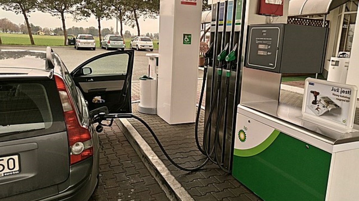 Lidé přišli na to, jak ušetřit na benzínu a naftě: Zjistili, že se jim vyplatí tankovat brzy ráno